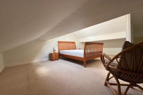 Bedroom 1 i loft.jpg
