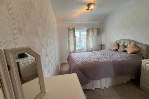 Bedroom 1 iiiii.jpg