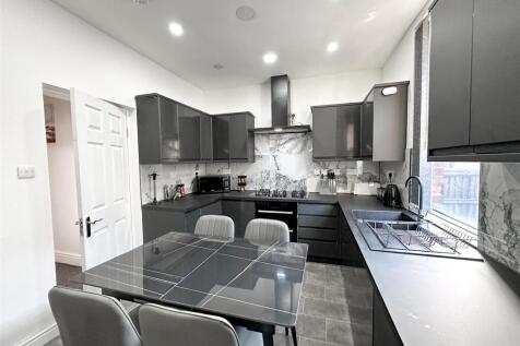 Staycasa Accommodation Manchester Carrill  2024AUG