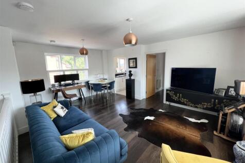 Sitting/Dining Area
