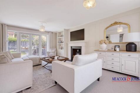 9 Pot Inn Close Living room.jpg