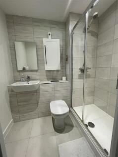 34 Kestral Close en-suite.jpg