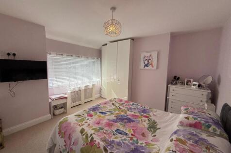 Bedroom 1.jpg