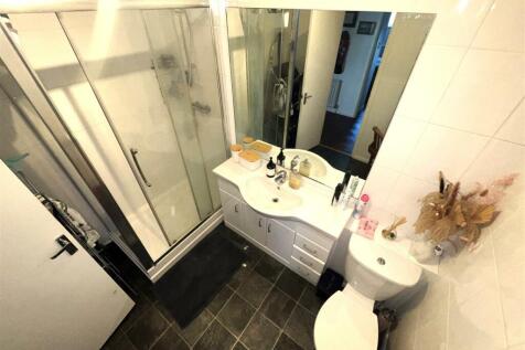 FAMILY SHOWER ROOM