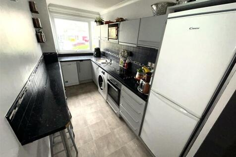 FITTED KITCHEN