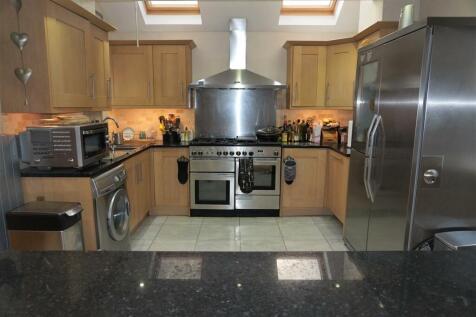 FITTED KITCHEN