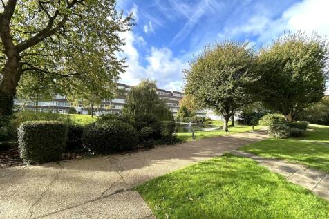 COMMUNAL GROUNDS