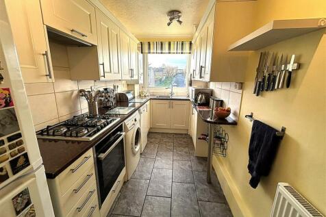 FITTED KITCHEN