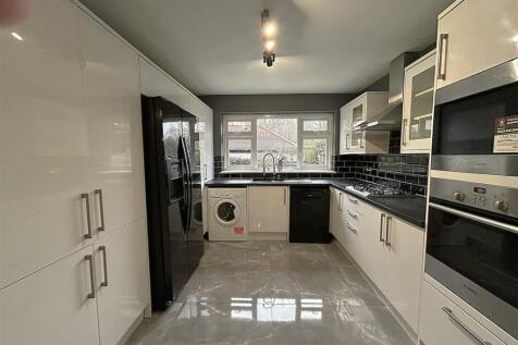 FITTED KITCHEN AREA
