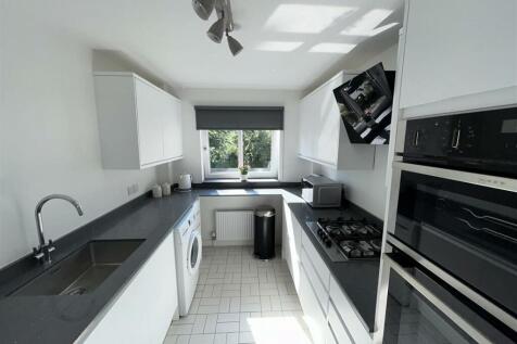 FITTED KITCHEN