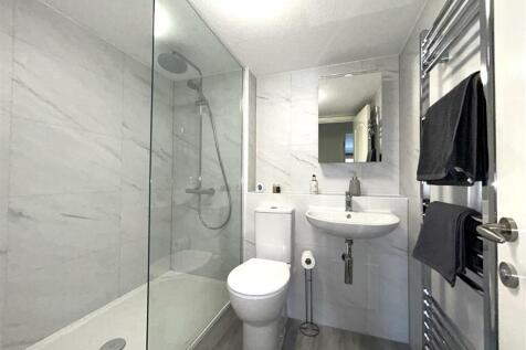 FAMILY SHOWER ROOM