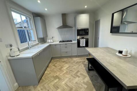 FITTED KITCHEN
