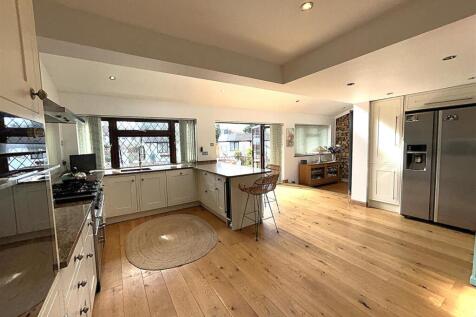 KITCHEN/BREAKFAST ROOM