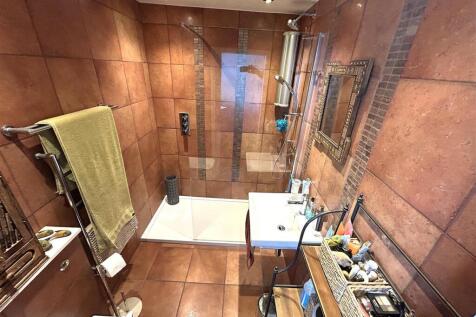 EN SUITE SHOWER ROOM