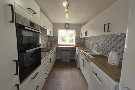 FITTED KITCHEN