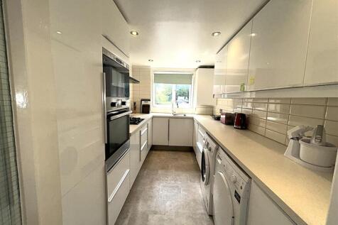FITTED KITCHEN