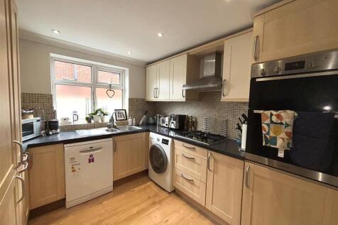 FITTED KITCHEN