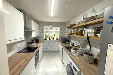 FITTED KITCHEN