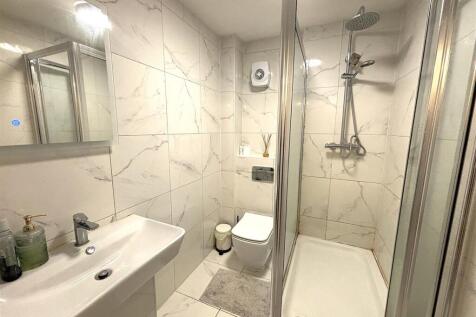 FAMILY SHOWER ROOM