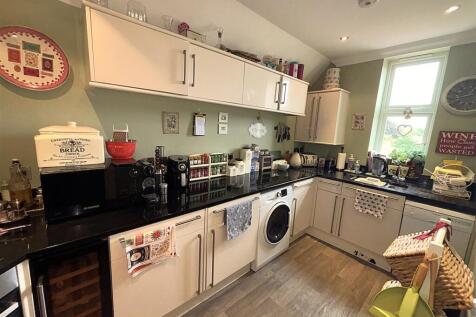 FITTED KITCHEN