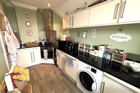 FITTED KITCHEN
