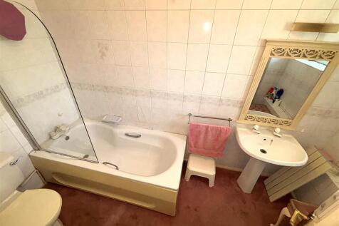 EN SUITE BATHROOM