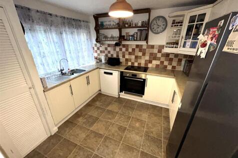 FITTED KITCHEN