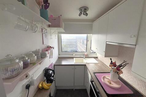 FITTED KITCHEN