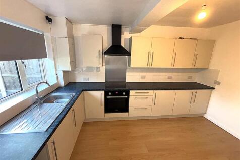 FITTED KITCHEN