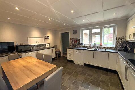 FITTED KITCHEN