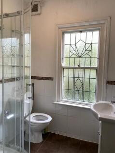 Bathroom 1 (First Floor)