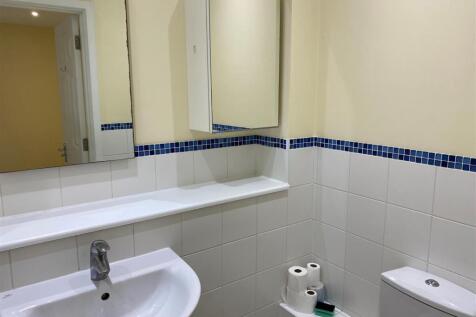 23ClunburyEnsuite.jpg
