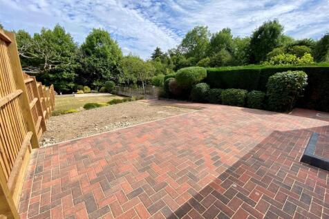 garden patio area.jpg