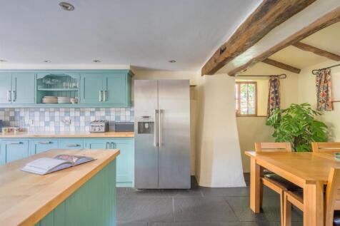 8 house kitchen.jpg