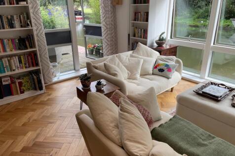 Living area 1.jpg