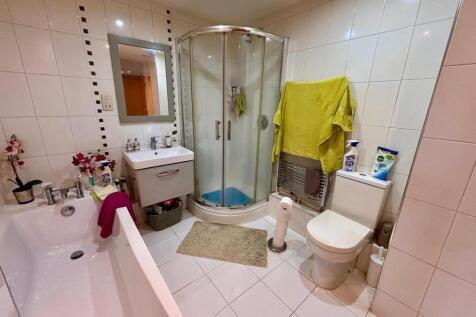 bathroom 1.jpg