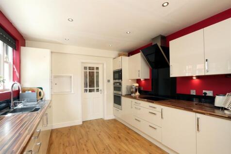 Kitchen_.JPG