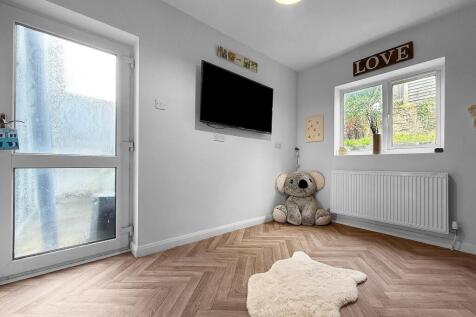 Sitting Room/Bedroom 5