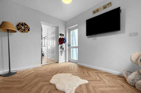 Sitting Room/Bedroom 5