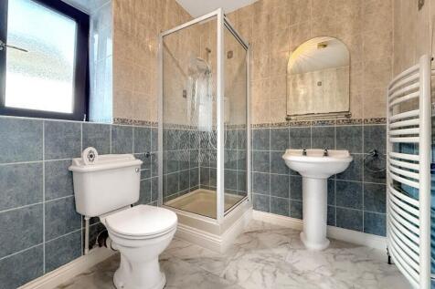 Shower/Bathroom