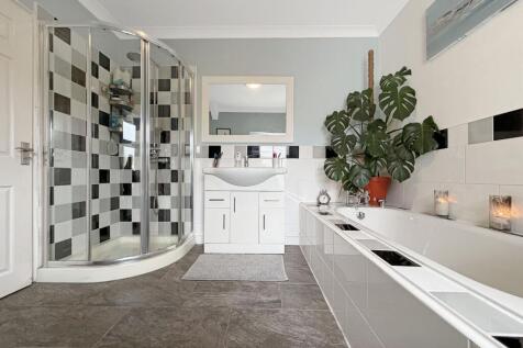 Bath/Shower Room