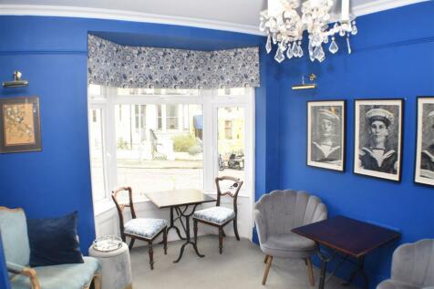 BREAKFAST ROOM/GUEST LOUNGE: