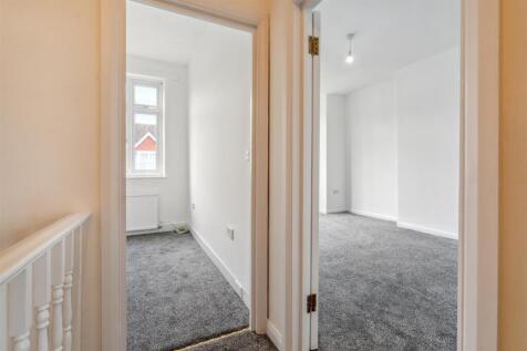 10 Melrose Avenue CR4 2EG - landing.jpg