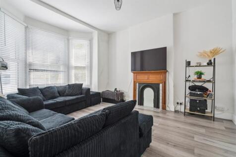 462 Merton Road SW18 reception 1.jpg