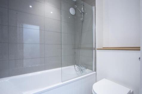Flat 7, 106-108 Tooting High Street, London bathro