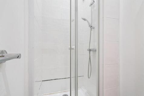 118c Mitcham Road SW17 bathroom.jpg