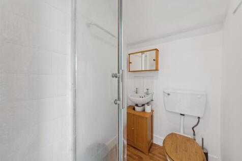 Flat 4, 112 Tooting High Street, SW17 0RR (4).jpg