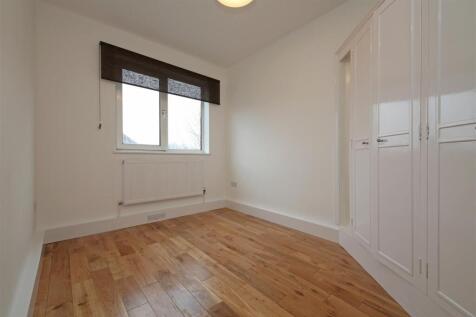 22 Robertson House bedroom 1.jpg