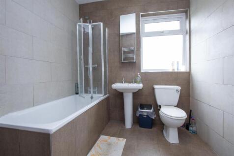 29 Island Road, Mitcham Road bathroom.jpg