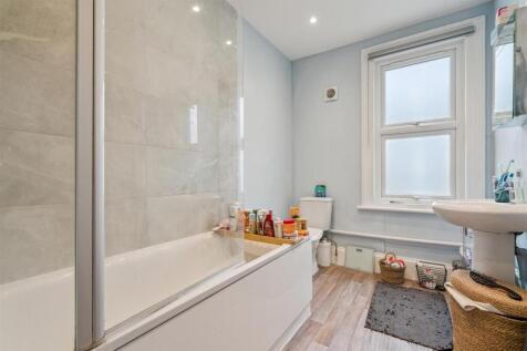 2a Gambole Road SW17 bathroom 1.jpg